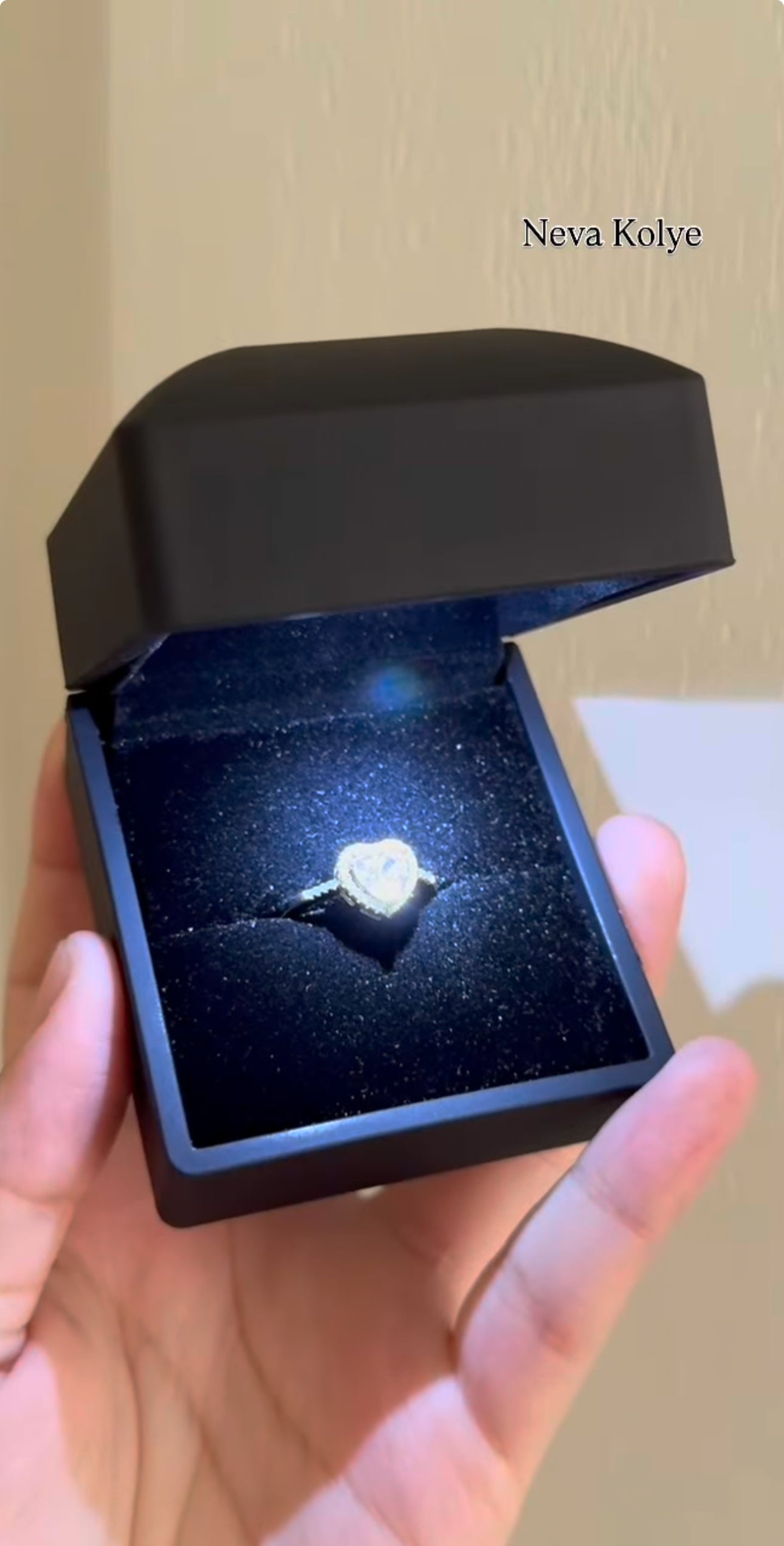 Işıklı Kutuda Ciddi İlişki Yüzüğü