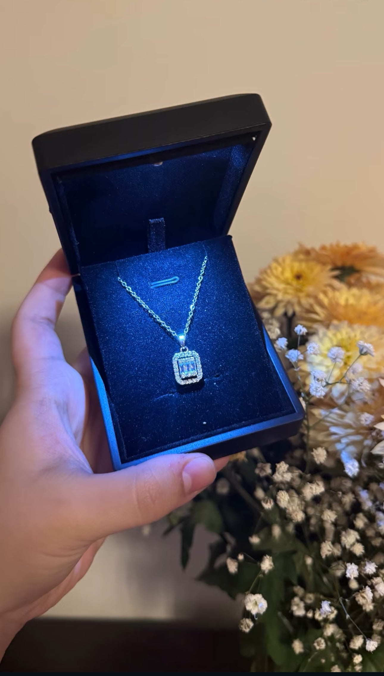 Işıklı Kutuda Baget Kolye