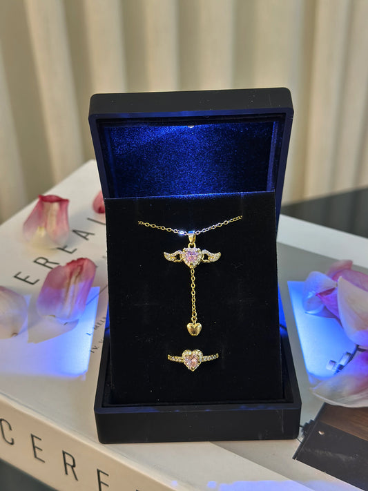 Işıklı Kutuda Sevgi Meleği Kolye + Hediye Pandora Yüzük