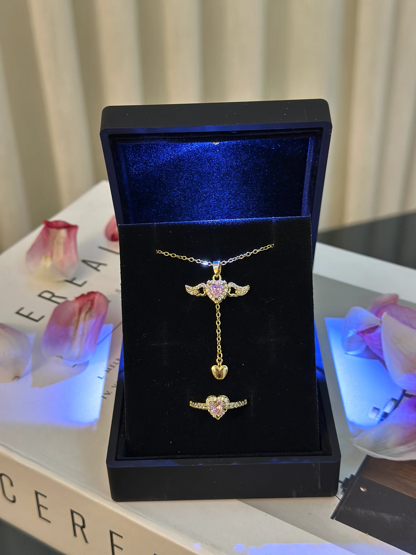 Işıklı Kutuda Sevgi Meleği Kolye + Hediye Pandora Yüzük