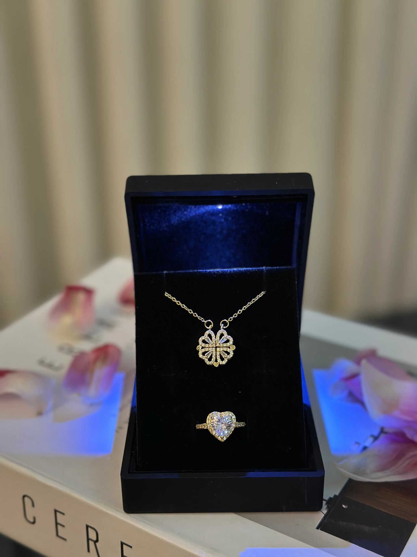 Işıklı Kutuda Açılabilir Yonca Kolye + Yüzük