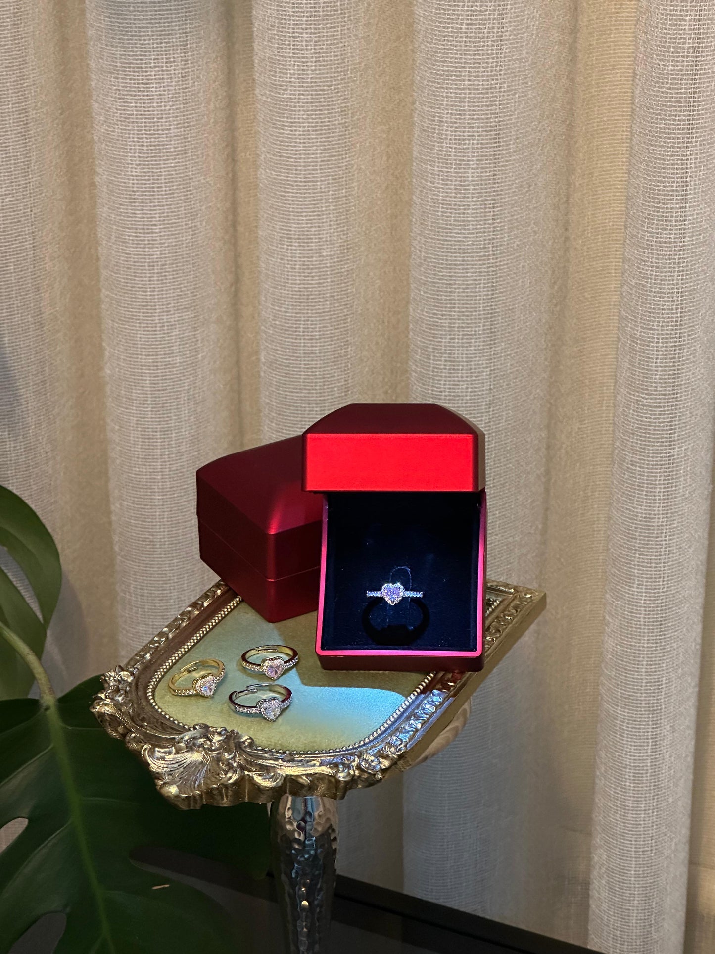 Kırmızı Işıklı Kutuda Pandora Yüzük