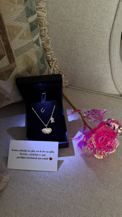 ( Nazar Notlu ve Pembe Güllü ) Işıklı Kutuda Harfli Gold İnci Kolye * Harfi Not Kısmında Belirtiniz *