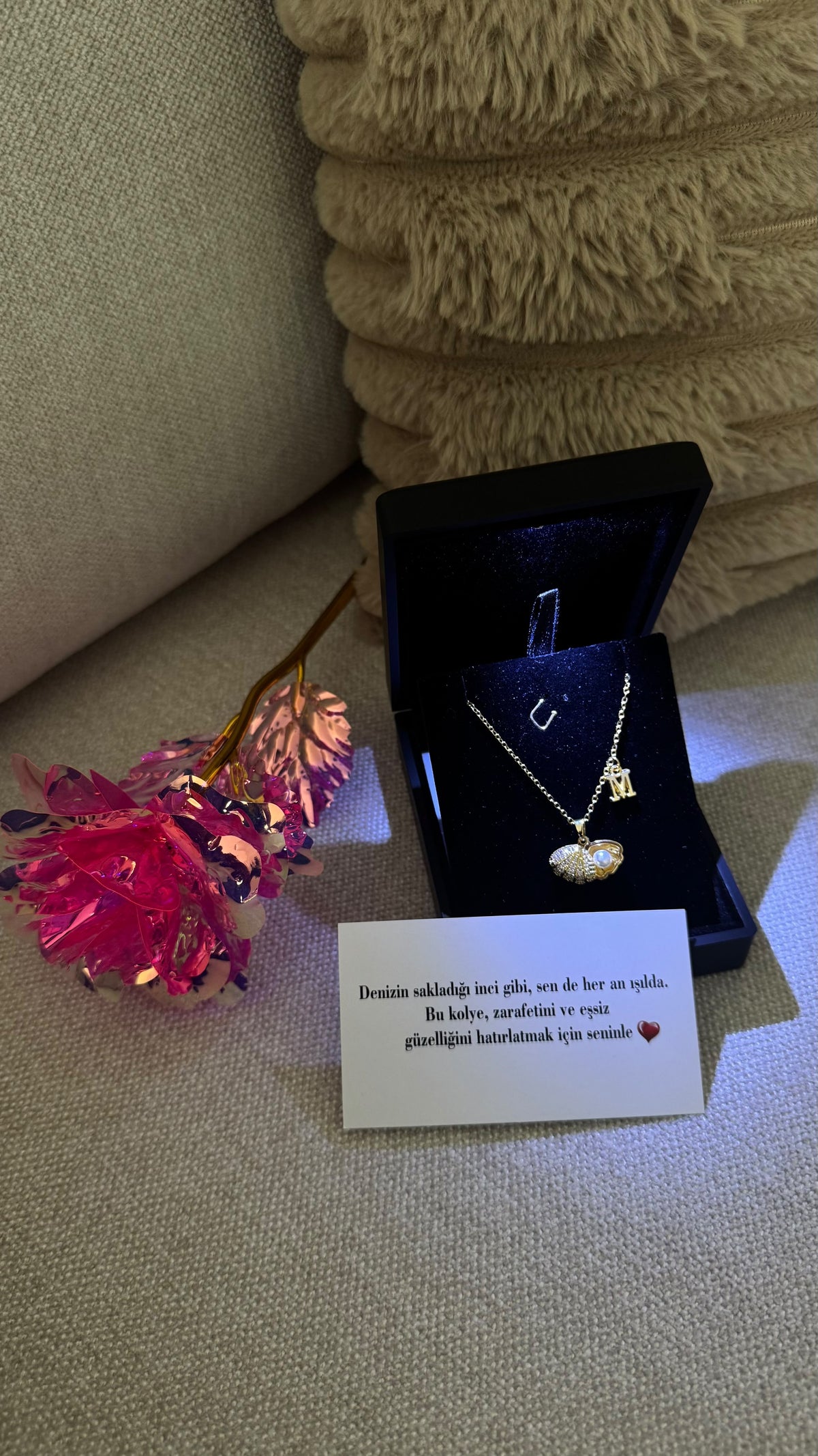 ( Nazar Notlu ve Pembe Güllü ) Işıklı Kutuda Harfli Gold İnci Kolye * Harfi Not Kısmında Belirtiniz *