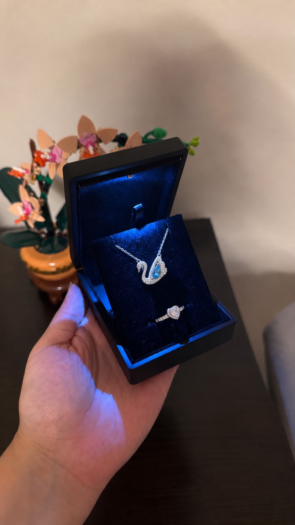 Işıklı Kutuda Swarovski Kuğu Kolye + Yüzük Seti