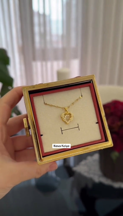 Dönen Güllü Kutuda Kalp Kolye