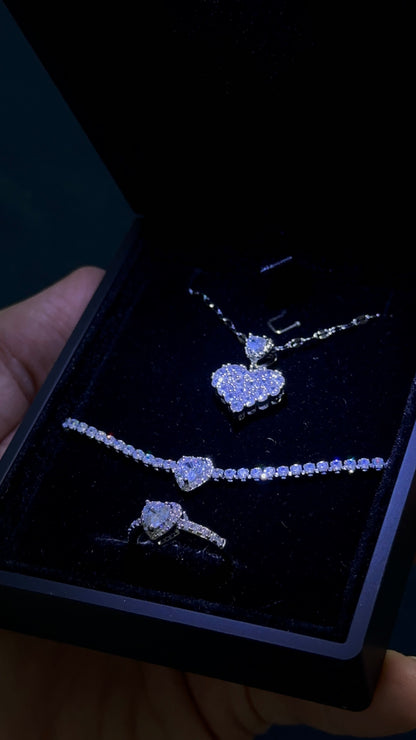 Işıklı kutuda Gümüş Kaplama Kalpli Set ( Kolye + Yüzük + Bileklik )