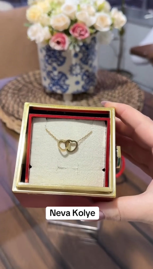 Dönen Güllü Kutuda Yazılı Çift Kalp Kolye