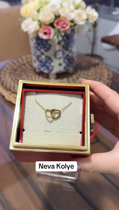 Dönen Güllü Kutuda Yazılı Çift Kalp Kolye