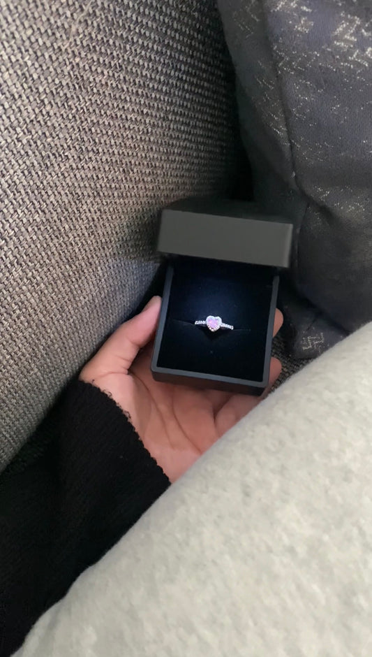 Işıklı Kutuda Ciddi İlişki Yüzüğü