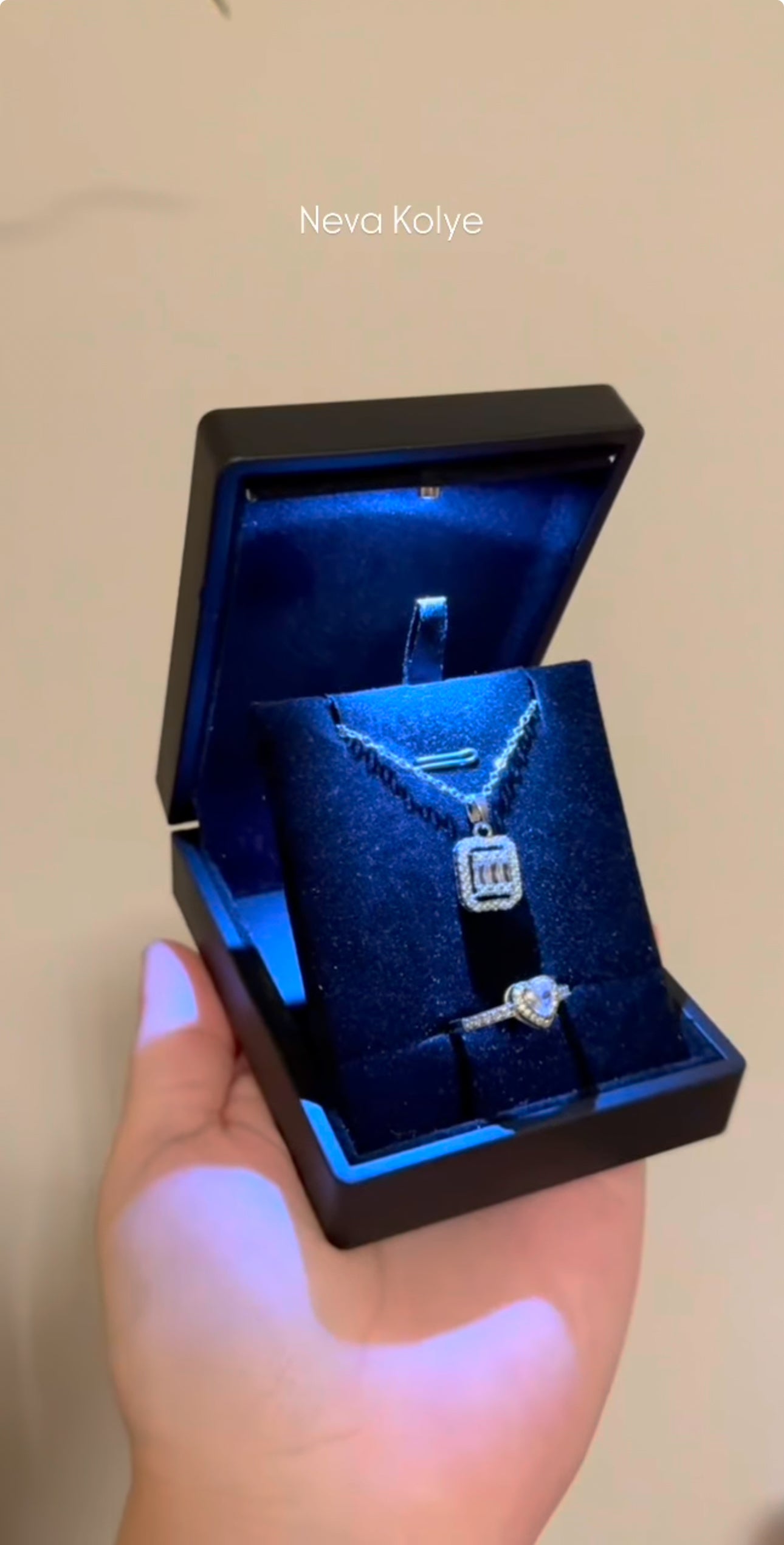 Işıklı Kutuda Baget Kolye + Yüzük Seti