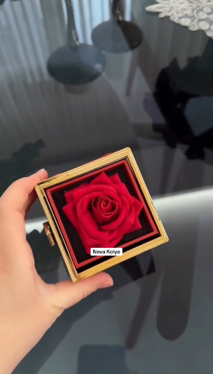 Dönen Güllü Kutuda Kalp Kolye