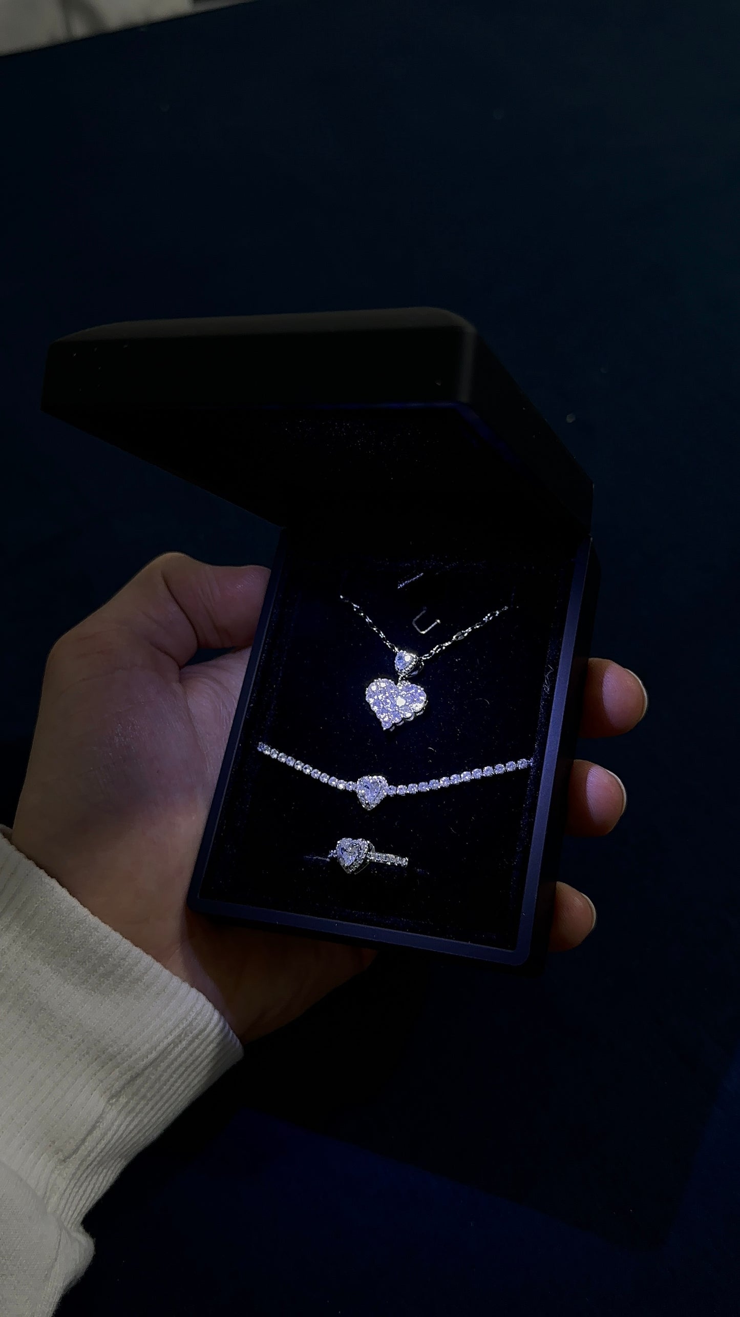 Işıklı kutuda Gümüş Kaplama Kalpli Set ( Kolye + Yüzük + Bileklik )