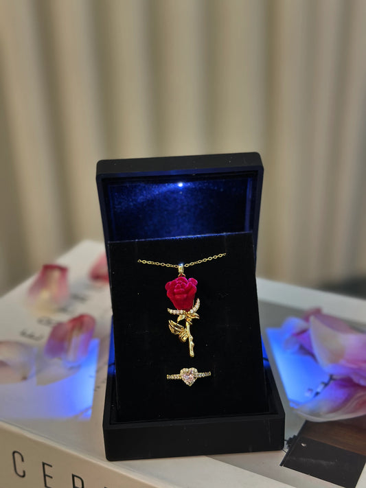Işıklı Kutuda Gül Kolye + Hediye Pandora Yüzük