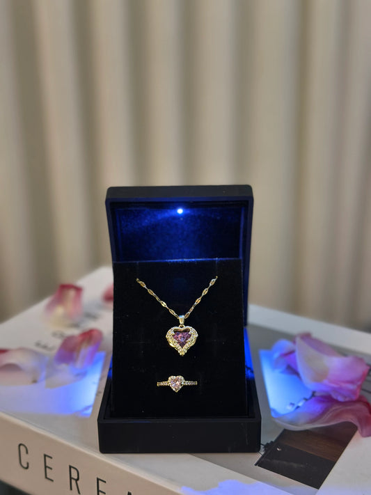 Işıklı Kutuda Hearts Kolye + Hediye Pandora Yüzük