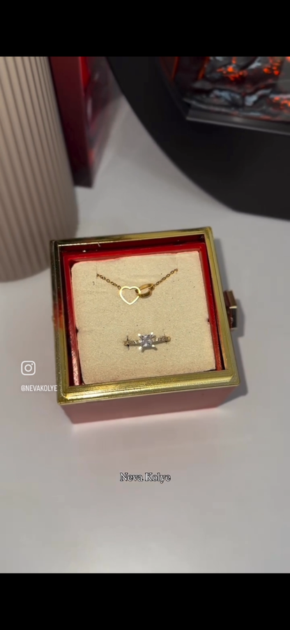 Dönen güllü kutuda Çift Kalp Kolye + Tek Taş Yüzük