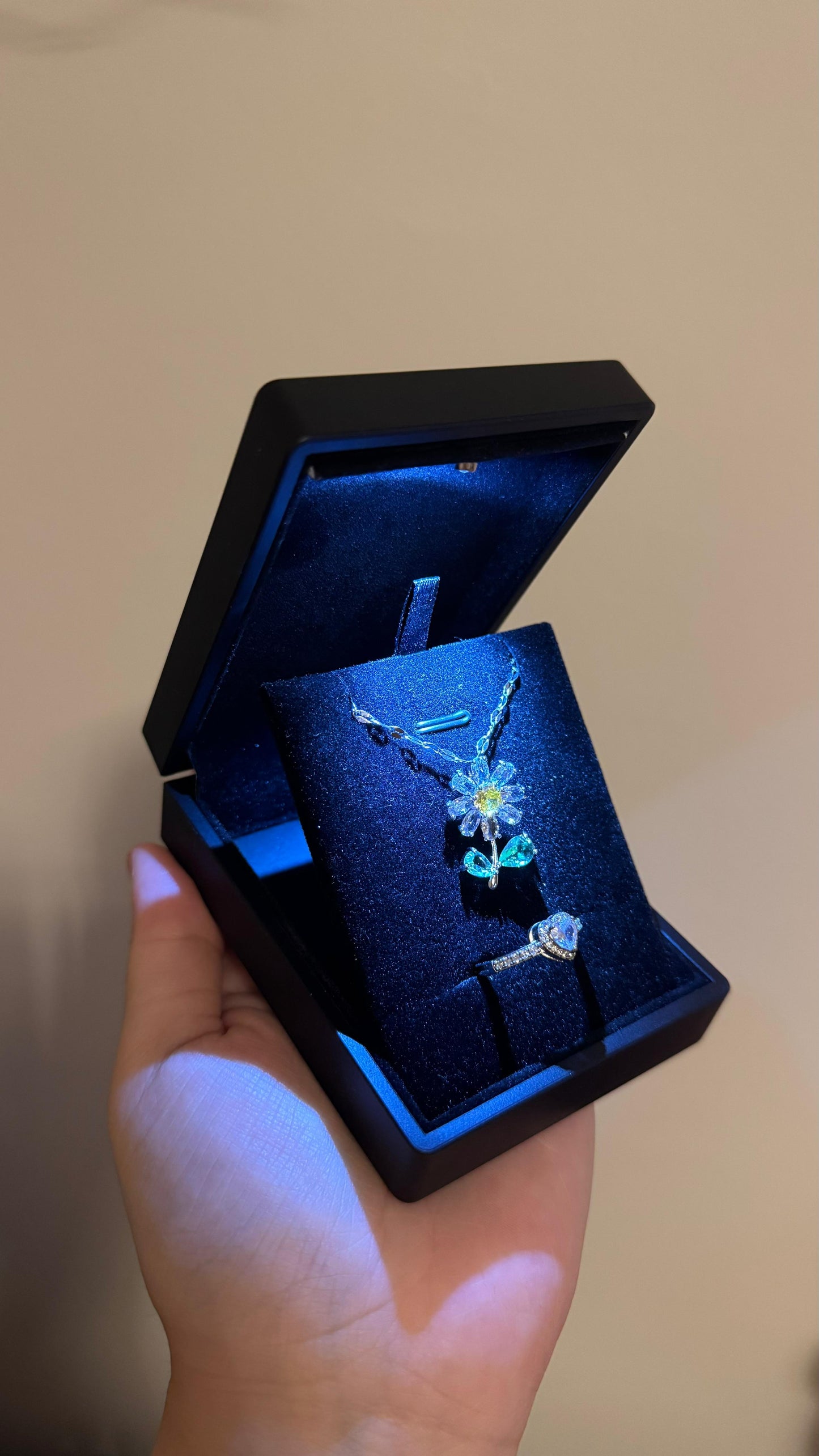 Işıklı Kutuda Papatya Kolye + Yüzük Seti