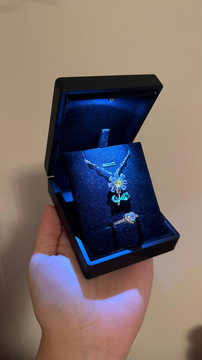 Işıklı Kutuda Papatya Kolye + Yüzük Seti