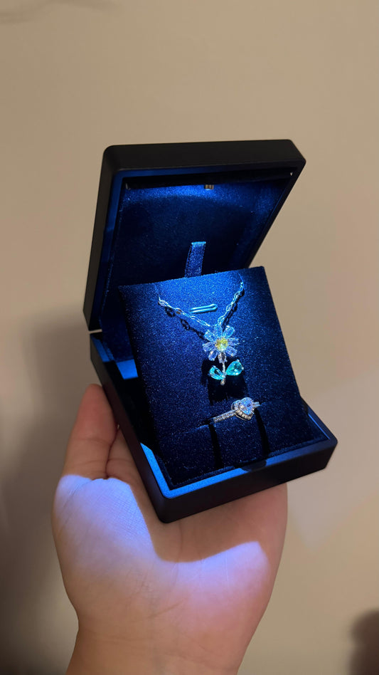 Işıklı Kutuda Papatya Kolye + Yüzük Seti